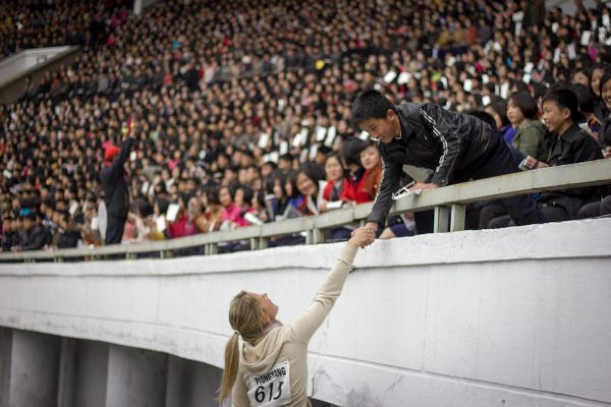 Pyongyang Marathon Foreigner shakes the hand of a North Korean spectator